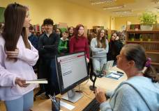 Bibliotekarka omawia proces wypożyczania książek.
