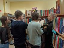 Uczniowie włączają książki do działu Literatura innych krajów.