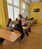 Uczniowie wypełniają List z Hogwartu.