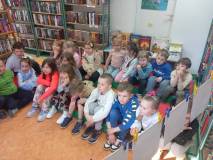 Dzieci słuchają bibliotekarki.