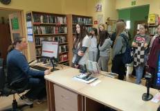 Bibliotekarka omawia proces wypożyczania książek.