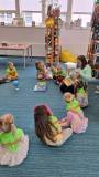 bibliotekarka czyta dzieciom opowiadanie o planecie