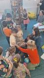 dzieci oglądają trójwymiarową książkę o naszej planecie 