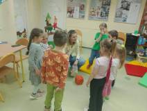 Wspólna zabawa z kostką