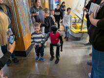 Robot humanoidalny przy stoisku Teb edukacja.