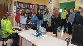 Bibliotekarka omawia proces wypożyczania książek.