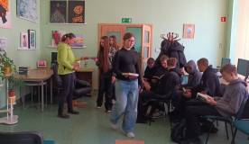 Bibliotekarka rozdaje uczniom książki, które będą włączać do poszczególnych działów.
