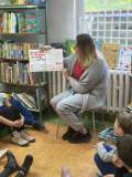 Bibliotekarka czyta dzieciom książkę pt. 