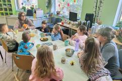 Pani Ania tłumaczy uczestnikom zasady grzybkowej zabawy