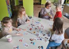 Pani Ania z czworgiem uczestników spotkania podczas gry w „miny jak cytryny”