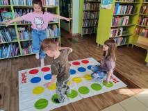 Troje dzieci na planszy „wygibajtusa”