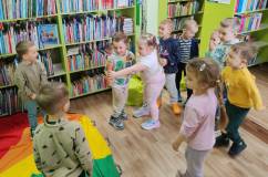 Dzieci bawią się w „marchewkową sztafetę”