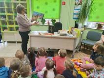 Pani Ania czyta „Biedronkom”  opowieść ze Stumilowego Lasu pod tytułem „Marchewka dla wszystkich”