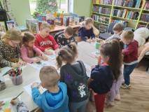 „Biedronki” podczas kolorowania marchewek