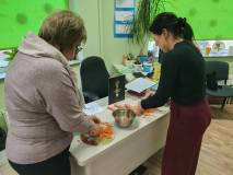 Pani Ania i wychowawczyni z przedszkola obierają marchewki