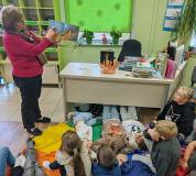 Bibliotekarka czyta „Wiewiórkom” „Marchewkę dla wszystkich!”