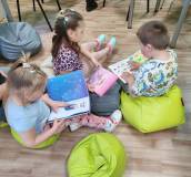 Dzieci z grupy Zuchów przeglądają książki