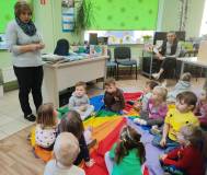 Bibliotekarka opowiada „Misiom” o zasadach korzystania z biblioteki