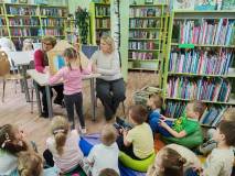Dziewczynka otwiera teatrzyk kamishibai