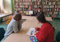 Wspólne czytanie książki Przygody Fenka. Biblioteka.