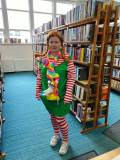bibliotekarka pozuje do zdjęcia w stroju Pippi
