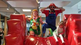 Pippi i Mario zjeżdżają z dmuchańca