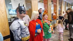 SuperBohaterowie pozują do wspólnego zdjęcia