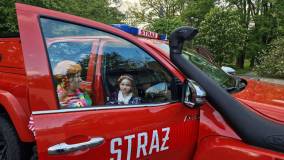 czytelniczka i Pippi wsiadają do samochodu straży pożarnej