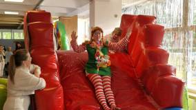 Pippi zdjeżdża z dmuchańca