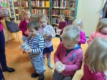 ZIMOWE ZABAWY W BIBLIOTECE