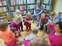 ZIMOWE ZABAWY W BIBLIOTECE