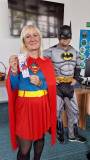 Supermanka i Batman pozują do zdjęcia z zakładką