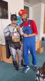 Mario i Batman pozują do zdjęcia z zakladkami