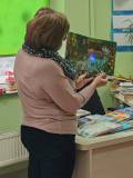 Pani Ania demonstruje  podświetlaną książkę