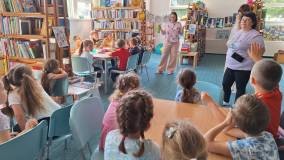dzieci wykonują pracę plastyczną