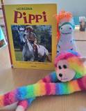 książka o Pippi z pluszową małpą i koniem