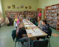 Bibliotekarka rozpoczyna warsztaty.