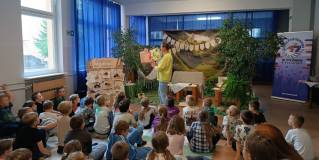 Bibliotekarka czyta książkę Żółty groszek. Nieśmiały przyjaciel.