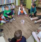 Dzieci podczas „cukierkowej zabawy