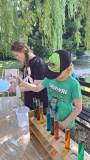 dzieci odmierzają ciecz pipetą