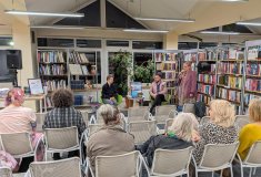 Spotkanie autorskie w Koszalińskiej Bibliotece Publicznej. Na pierwszym planie widoczni są uczestnic