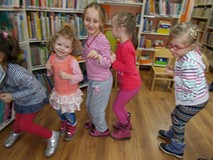 „Pszczółki” w bibliotece