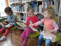 „Pszczółki” w bibliotece