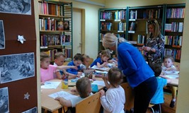 MALI CZYTELNICY W BIBLIOTECE