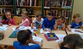 MALI CZYTELNICY W BIBLIOTECE