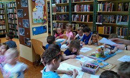 MALI CZYTELNICY W BIBLIOTECE