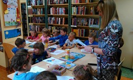 MALI CZYTELNICY W BIBLIOTECE
