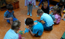 MALI CZYTELNICY W BIBLIOTECE