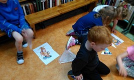 MALI CZYTELNICY W BIBLIOTECE