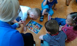 MALI CZYTELNICY W BIBLIOTECE